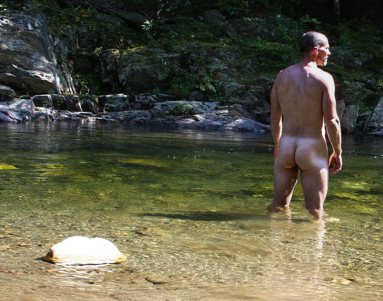 How this photographer and model finds outdoor places to doff his clothes